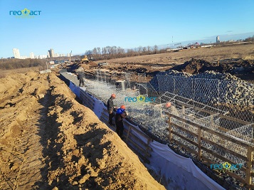 Процесс установки подпорной стенки из габионов в Москве