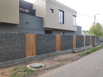 Забор из габионов Геофаст с деревянными вставками