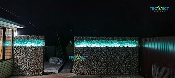 Подсветка сварных габионов Геофаст ночью