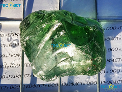 эрклез светло-зеленый прозрачный изумруд на габионной сетке