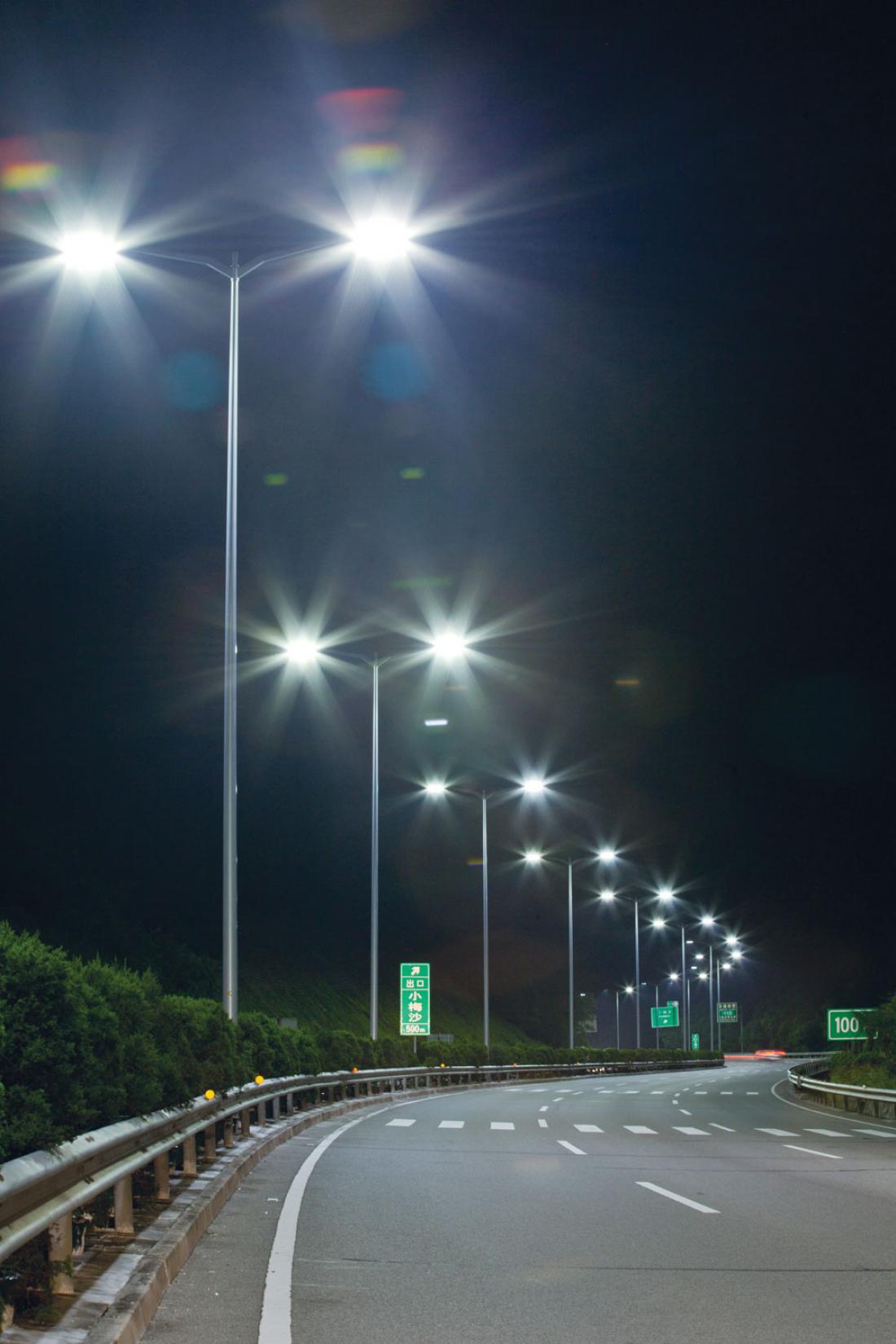 Уличные светодиодные лампы при освещении автодорог